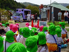 ☆　鮎の稚魚放流（５歳児）　☆